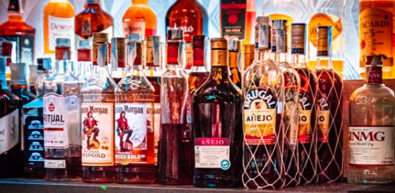 太りにくいお酒を飲む